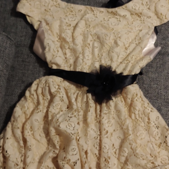 Cream lace dress - Picture 2 of 6